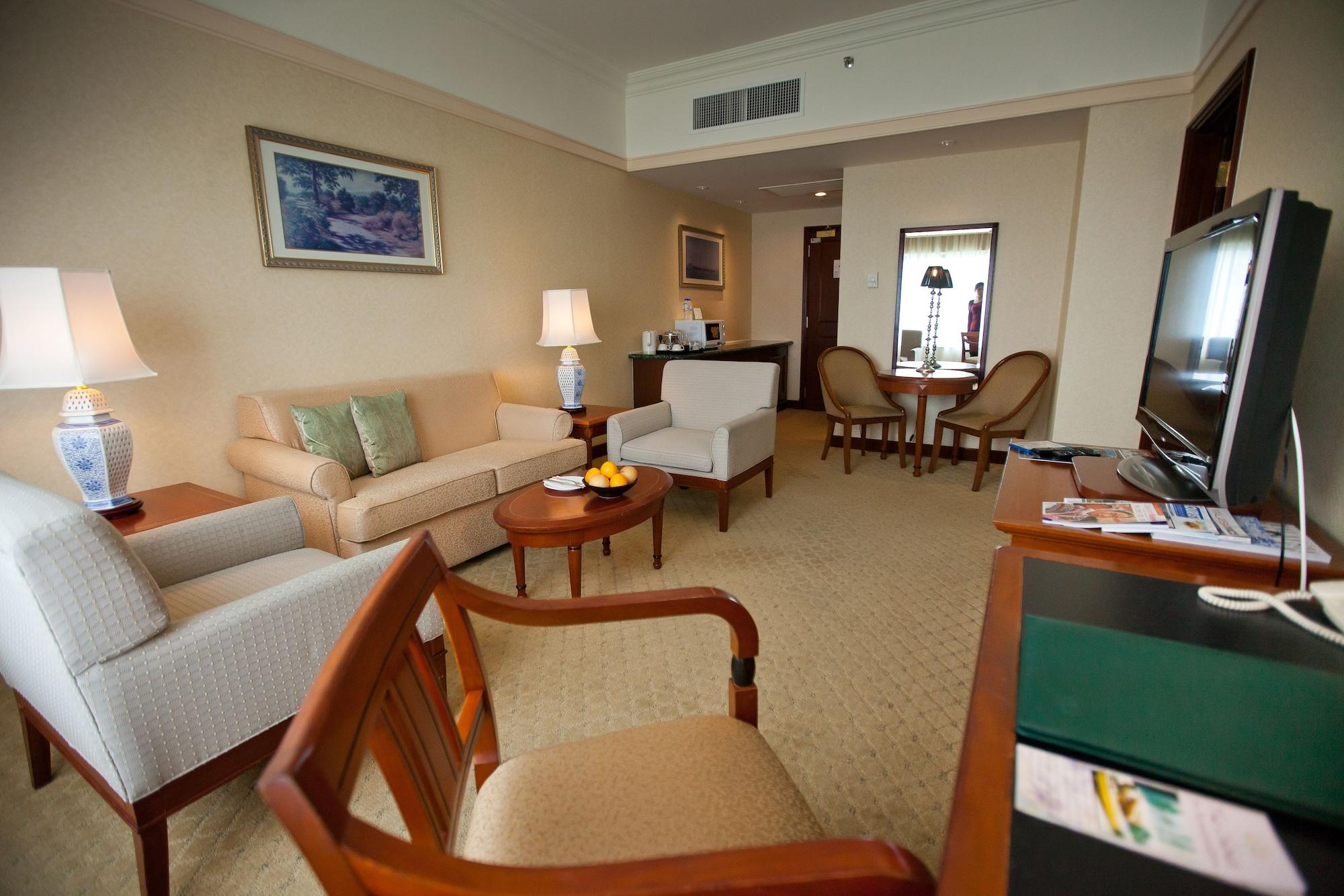Gurney Bay Hotel, A Parkroyal Partner Hotel Джорджтаун Экстерьер фото A suite at the Shangri-La Hotel, Kuala Lumpur