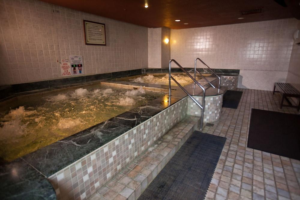Gurney Bay Hotel, A Parkroyal Partner Hotel Джорджтаун Экстерьер фото A large outdoor onsen