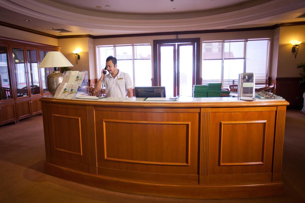 Gurney Bay Hotel, A Parkroyal Partner Hotel Джорджтаун Экстерьер фото A hotel receptionist at work