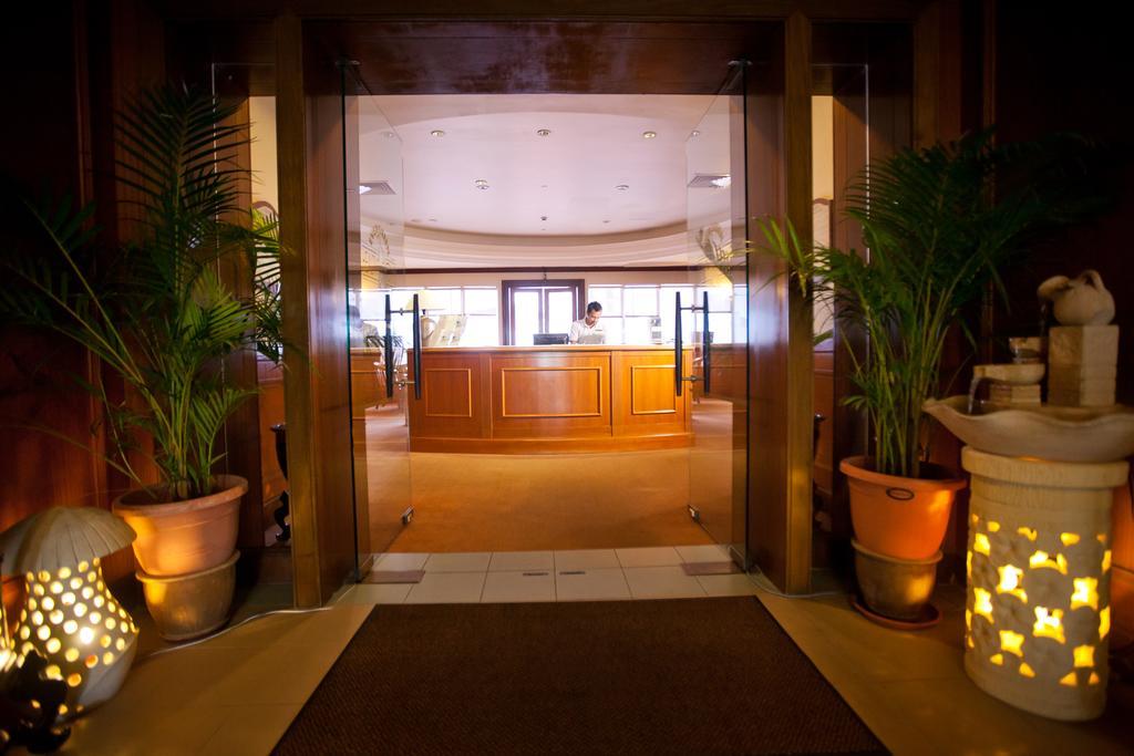 Gurney Bay Hotel, A Parkroyal Partner Hotel Джорджтаун Экстерьер фото Entrance to the club